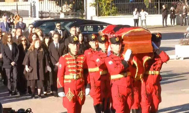 Sot homazhet për Fatos Nanon/ Mbërrin në Pallatin e Kongreseve arkëmorti i ish-kryeministrit (VIDEO)