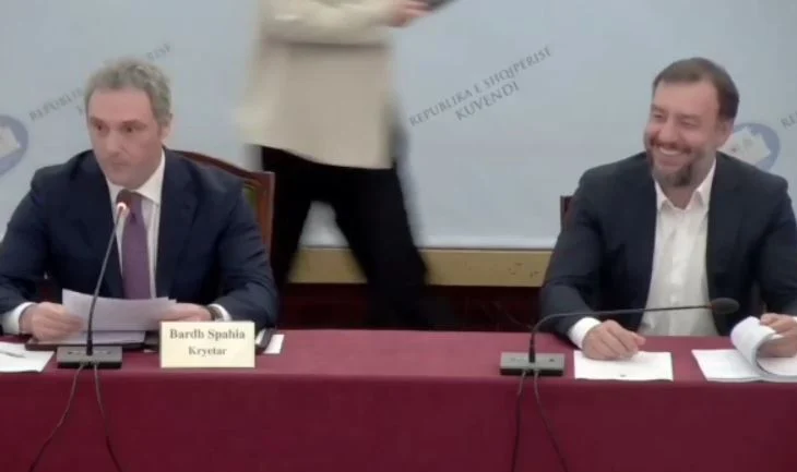 Spahia ironizon deputetët socialistë: Vetëdeklaroni gjininë që të dimë si t’ju trajtojmë