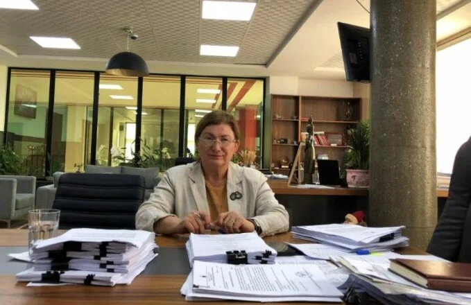 SPAK merr të pandehur kryetaren e Bashkisë Roskovec/ BIRN: Majlinda Bufi i ushtroi presion një votuesi të opozitës..