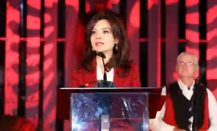 Spiropali uron shqiptarët: Gëzuar kudo që jeni! Ta çojmë flamurin e Kastriotit në tryezën e familjes evropiane