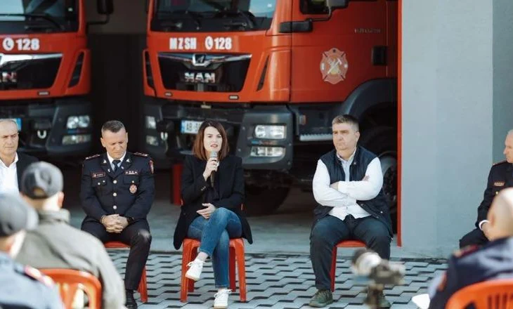 “Standard i barabartë”/ Ministrja Koçiu, takim me trupën zjarrfikëse të Fierit: Ky është objektivi ynë