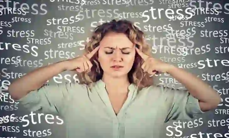 Stresi na bën më bujarë: Pse ndihmojmë viktimën në vend që të ndëshkojmë fajtorin