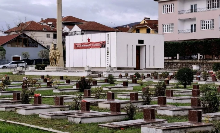 Studiuesi Auron Tare publikon foto nga Varrezat e Dëshmorëve: Nderohesh më mirë nëse je pushtues i vrarë në Shqipëri, sesa shqiptar i vrarë për Shqipërinë