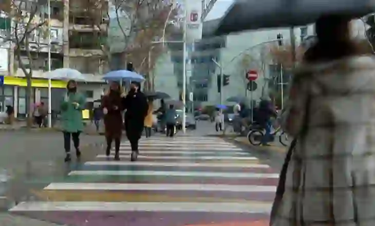 Stuhi, rrebeshe dhe rrufe! Meteorologia paralajmëron qytetarët: Mos lëvizni pa arsye. Fundjava sjell dëborë