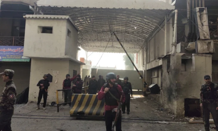 Sulm kamikaz në selinë e Forcave të Sigurisë Kufitare në Pakistan, të paktën 3 të vdekur