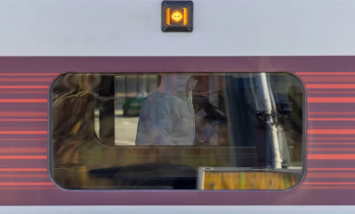 Sulm me thikë në tren në Angli, punëtori hero që ndërhyri për të ndaluar sulmuesin në gjendje kritike