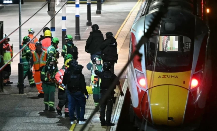 Sulmi me thikë në tren/ Britani, rëndohet bilanci, 2 nga 11 të lënduarit janë në luftë me jetën