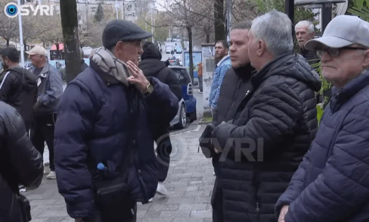 SYRI TV/ Protesta – Banorët kundër bllokimit të kalimit në Unazë: Të bëhet me sinjalistikë…