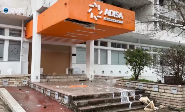 SYRI TV/ Vidhet ish-qendra Adisa në Gjirokastër, grabitësit kanë marrë pajisje kompjuterike