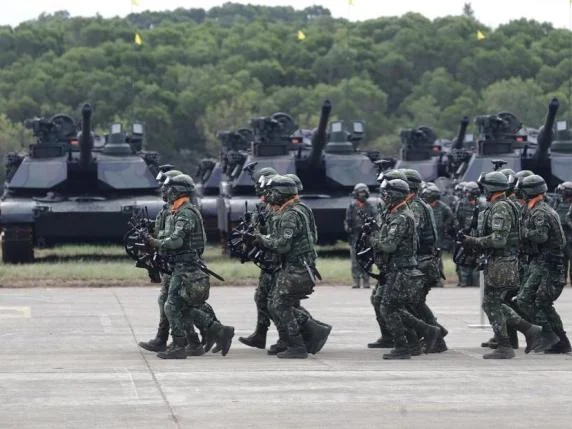 Tajvani frikësohet nga një sulm i mundshëm kinez, nis plani gjigant i investimeve në raketa dhe armë