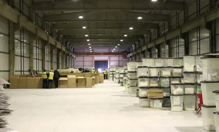 Të dielën mbahen zgjedhjet e pjesshme, KQZ nis shpërndarjen e materialeve zgjedhore