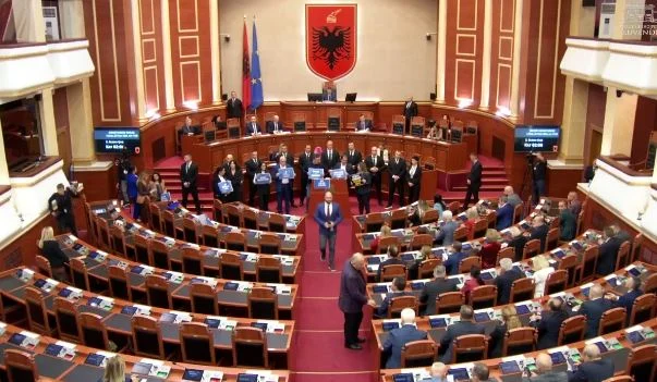 “Të majtë e të djathtë”, deputeti i PD paralajmëron politikën: Reforma në drejtësi do u hajë kokën 140 deputetëve që…