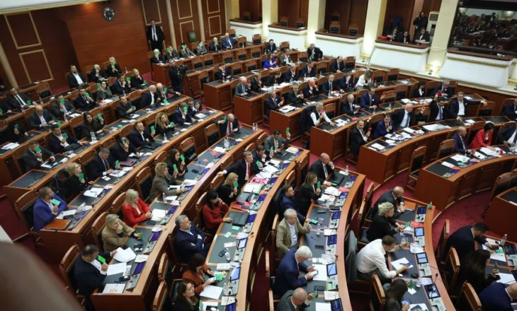 Të mblidhemi bashkë në referendum, se Atdheu na thërret/Na hoqën emrin, Nënë, Baba, Atdhe, Besë, Nder!