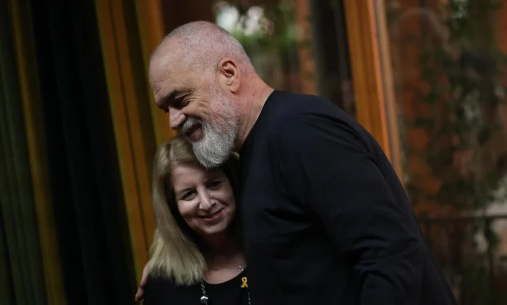 Të përqafosh paturpshëm një gjenocidiste(!)