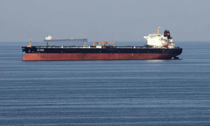 Tensione në Hormuz, Irani ndalon anijen që po udhëtonte nga Emiratet drejt Singaporit