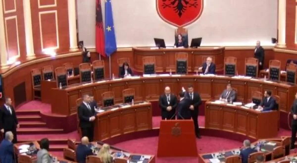 Tensione në Kuvend, ndërhyn Garda/ Balliu kërkon të flasë, drejtuesja e seancës: Të kam hequr të drejtën e fjalës!