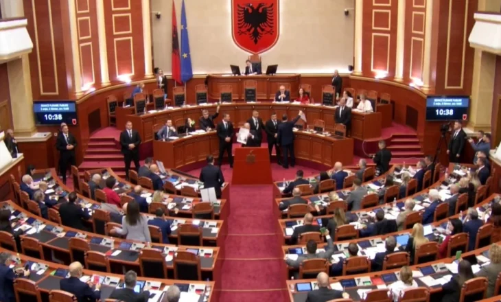 Tensione në Kuvend/ Peleshi i ndërpret fjalën, Berisha i shkon afër, rrethohet nga Garda