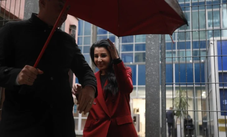 Tensione në seancë në GJKKO/  Lala zbulon prapaskenat: Motra e Ballukut u përplas me…