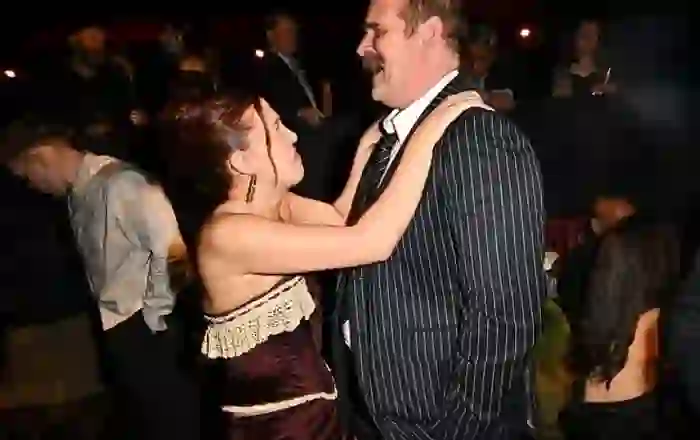 Tensionet e padisë nuk ndalojnë shfaqjen e David Harbour dhe Millie Bobby Brown së bashku në tapetin e kuq!