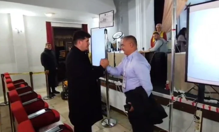 Tepelena mbyll procesin e numërimit të votave, fiton kandidati socialist, shtrëngim duarsh pas shpalljes së rezultatit