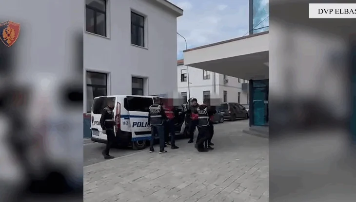 “Terreni”/ Shpërndanin lënë narkotike, arrestohen 4 persona në Elbasan, 2 nën hetim