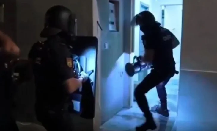 Thasë me euro dhe tonelata drogë/ Dalin pamjet nga goditja e kartelit shqiptar, mes të arrestuarve një polic dhe një avokat