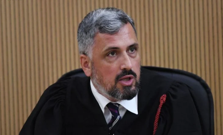 Thellohet skandali në Kushtetuese/ Si u fsheh dosja që Asim Vokshi ishte informator