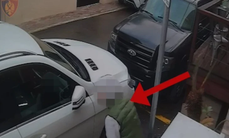 Thyente xhamat e makinave dhe grabiste mijëra euro, 22-vjeçari kapet nga policia