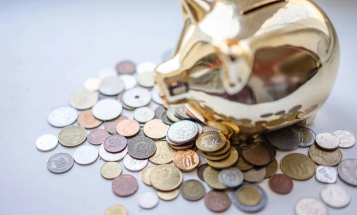 Tirana kursen, Elbasani shpenzon! Ja qarqet ku shqiptarët mbajnë më shumë lekë në bankë