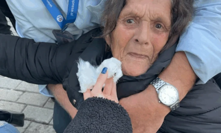 Tiranë/ Dera e autobusit të Bathores i këput këmbën një gruaje të moshuar, kërkohen të afërmit e saj