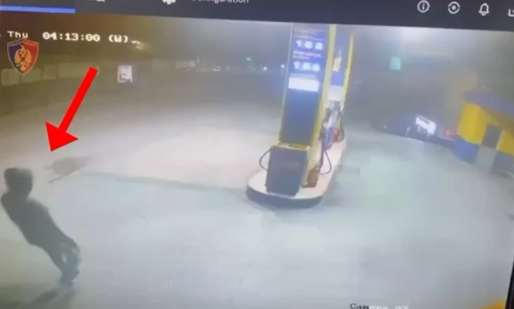 Tiranë: Vodhi automjetin dhe përplasi dy makina të parkuara