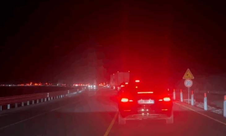 Trafik i rënduar drejt Tiranës radhë kilometrike në aksin rrugor Librazhd–Elbasan–Tuneli i Kërrabës
