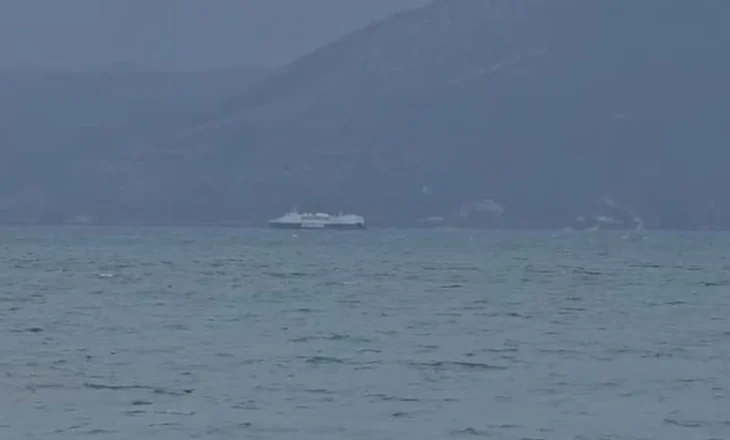 Trageti i linjës Vlorë-Brindisi del në det për të shmangur përplasjet në kalatën e portit