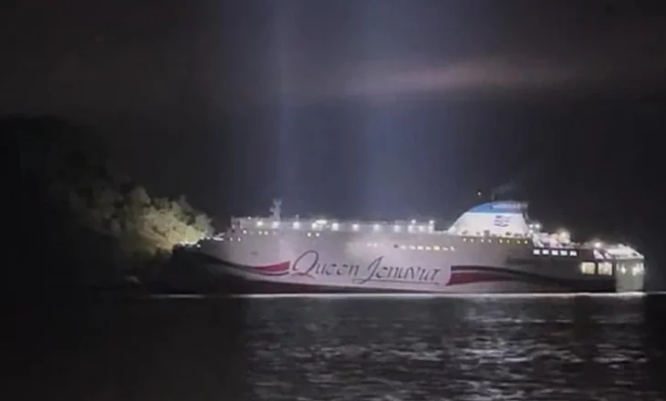 Trageti me 267 persona përplaset në breg në Korenë e Jugut