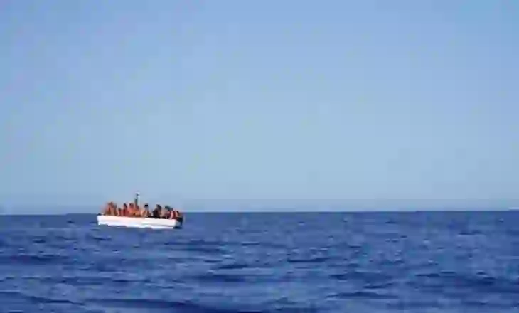 Tragjedia në Mesdhe/ Përmbysja e varkës me emigrantë, zhduken trupat e dhjetëra personave, organizata: I konsiderojmë të vdekur