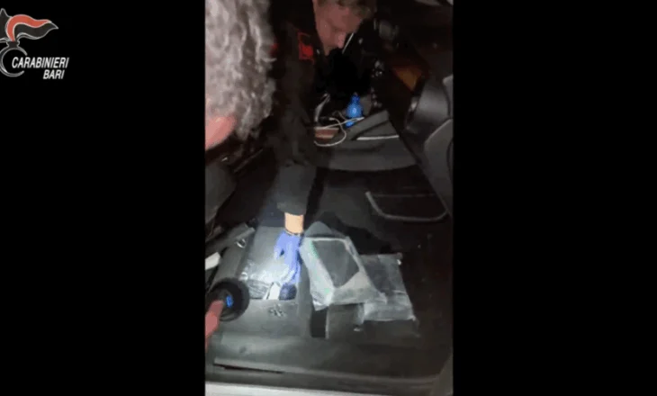 Transportonte kokainë dhe para, arrestohet 21-vjeçari shqiptar në daljen e autostradës Bari Nord