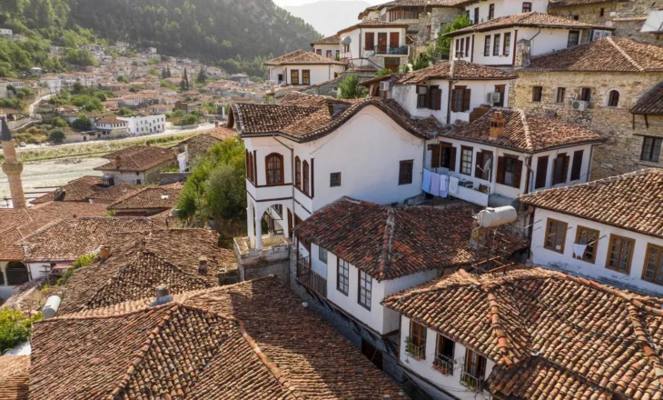 “Travel and Tour World”: Turistët ndërkombëtarë “pushtojnë” qytetin historik të Beratit