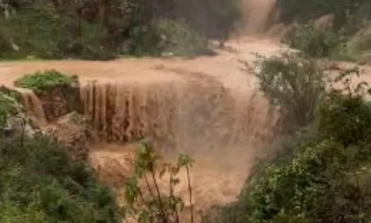 Tre fshatra të izoluara nga moti i keq në Delvinë, shkatërrohet ura e e fshatit Leftrehor