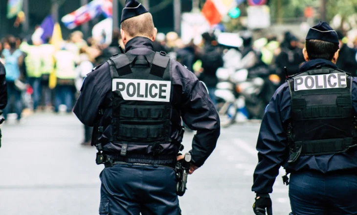 Tre persona grabisin shtëpinë e biznesmenit në Francë, e kërcënojnë me armë, e dhunojnë dhe i marrin ora me vlerë 1 mln euro