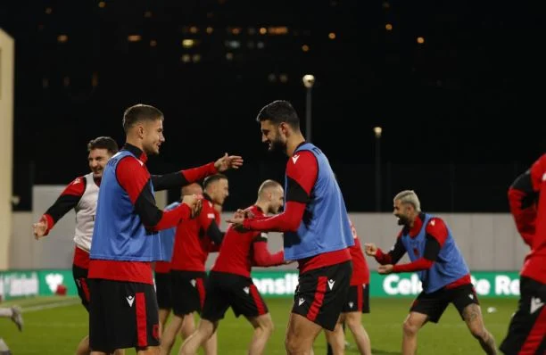 Tre titullarë të paprekshëm të Shqipërisë detyrohen të humbasin Anglinë, një dilemë po lë pa gjumë Silvinjon për duelin historik