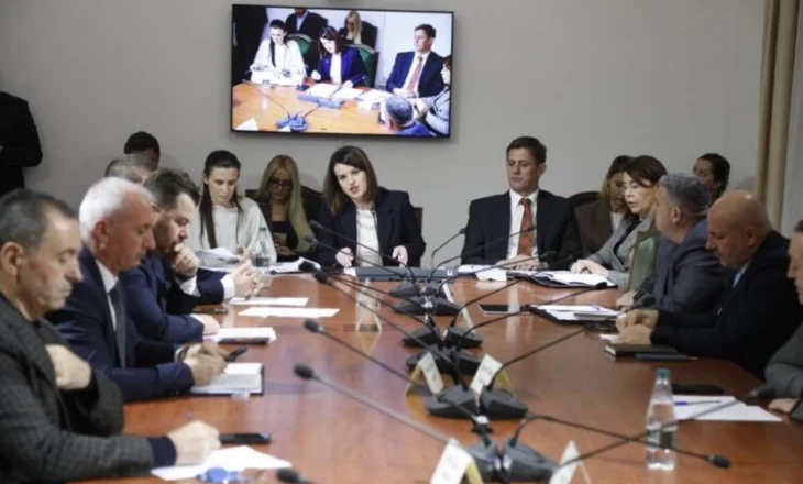 Tre vrasje në një ditë, Ministrja Albana Koçiu flet “përçart”: Nuk janë vrasje mafioze