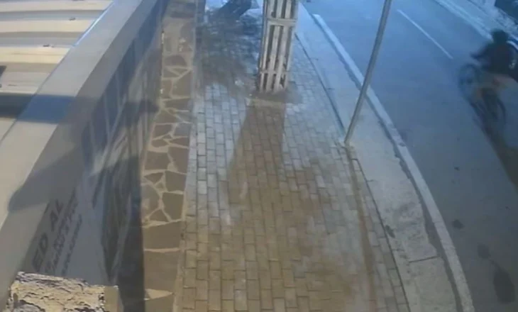 Tritoli në shtëpinë e Xhelal Mziut/ Dalin pamjet, autori u largua me biçikletë, dyshohet se…