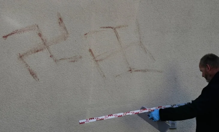 Tronditet Gjermania/ Svastika me gjak në makina e mure banesash, policia heton incidentin misterioz në Frankfurt