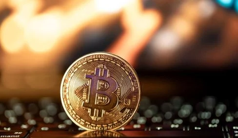 Tronditet tregu i kriptomonedhave/ “Bitcoin” vijon rënien e lirë