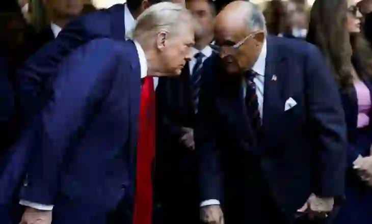 Trump fal Rudy Giulianin dhe të tjerë anëtarë të ekipit të fushatës së tij, por jo veten