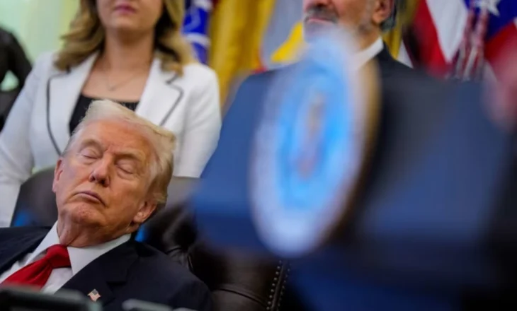 Trump injoron konferencën në Zyrën Ovale, presidentin amerikan e zë gjumi