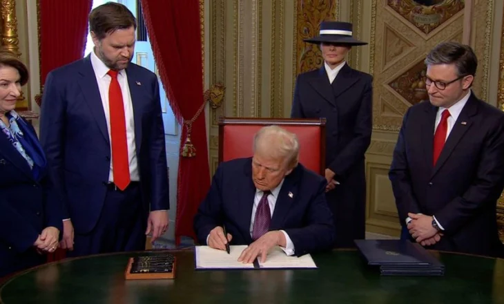 Trump nënshkruan ligjin për publikimin e dosjeve të Epstein, akuzon demokratët për fshehje të së vërtetës