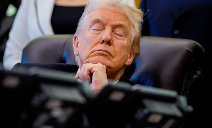 Trump reagon pas pamjeve virale ku duket me sy mbyllur: Nuk jam nga ata që flenë