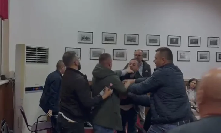 “Turp të keni turp”/ Sherr me grushta në mbledhjen e Këshillit Bashkiak të Pogradecit (VIDEO)