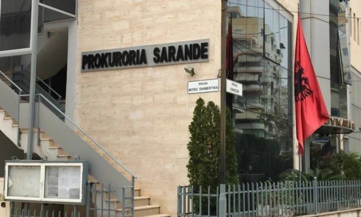 U gjet i pajetë në banesë nga nëna në Ksamil, Prokuroria nuk lejon varrosjen e 40-vjeçarit, trupi niset drejt Tiranës për ekspertizën ligjore